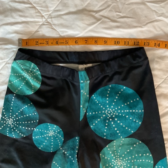 🆕 Red Bubble Turquoise Cactus Field Leggings - Picture 4 of 10